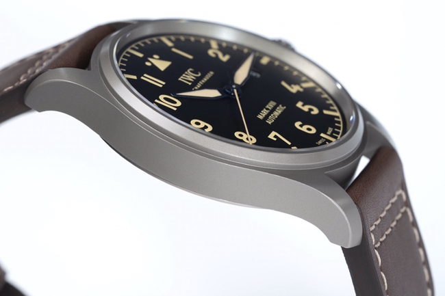 V7厂万国顶级复刻表男款黑盘棕带马克系列机械皮带手表侧面图