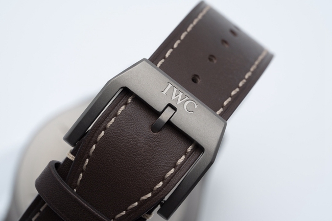 V7厂万国顶级复刻表男款黑盘棕带马克系列机械皮带手表表扣图