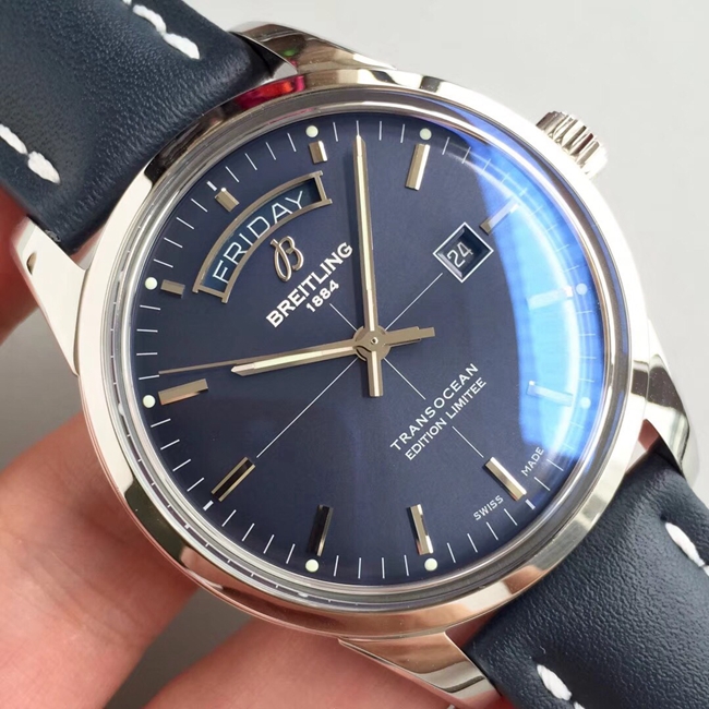 V7厂顶级复刻百年灵一比一手表男款蓝盘蓝带机械越洋系列星期日历型皮带手表正面图
