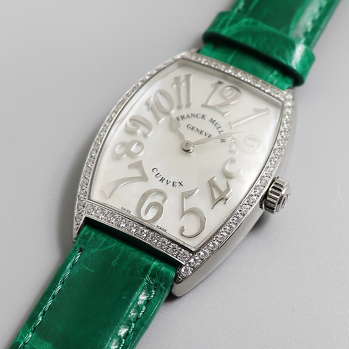 顶级复刻手表法兰克穆勒女款白盘酒桶型石英皮手表正面图