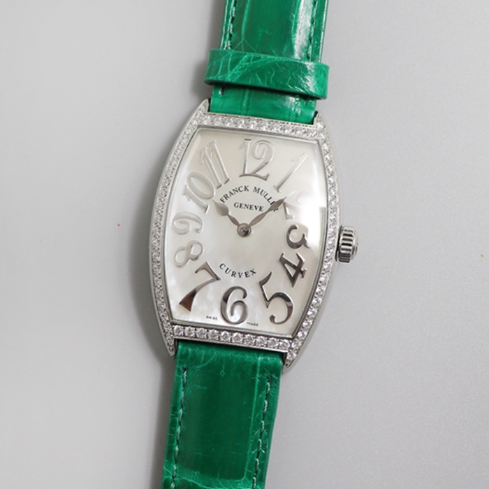 顶级复刻手表法兰克穆勒女款白盘酒桶型石英皮手表正面图